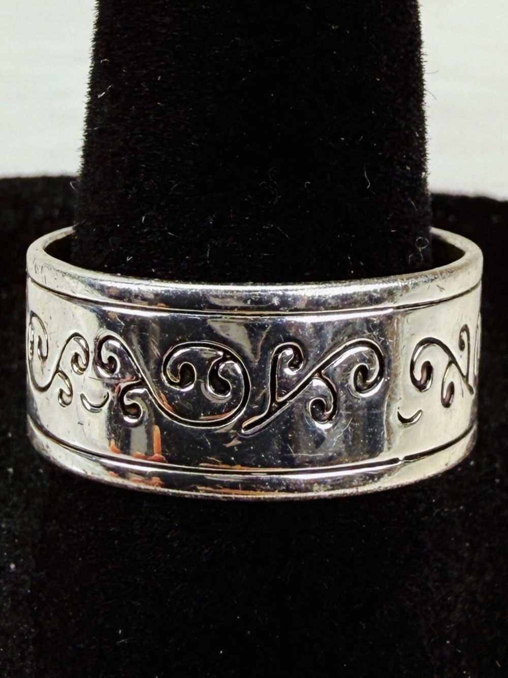 Pretty Silvertone vintage etched, costume ring size 9 band